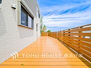 【Wood deck】ウッドデッキでまるでカフェのようにおしゃれなお庭。家族の笑顔でいっぱいになる優しい空間。