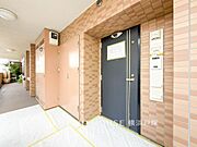 【Entrance】シンプルながらも洗練された印象の玄関スペース。住まいの入口として、さりげない良質感を感じられる空間です。