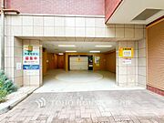 【Car space】敷地内駐車場で安心と快適をプラス。移動も便利でスムーズ（空き状況はお問合せ下さい）