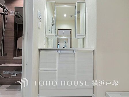 【Powder room】清潔感のあるプライベート空間は、身だしなみチェックや肌のお手入れに最適です。収納もあり、スッキリと見映えの良い空間に拵えました。時間に余裕とゆとりを持たせます。