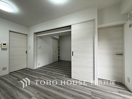 【Living room】ここにはみんなが集い、食事と楽しい会話が始まる。話に夢中になりすぎて、ついつい時を忘れてしまう。そんな束の間の幸せを感じさせてくれる場所。