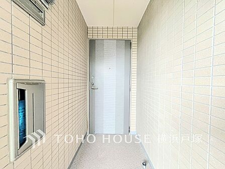 【Entrance】清潔感溢れる玄関の本邸宅は、訪れる者すべてを「安らぎ」と「充実」で包み込みます。