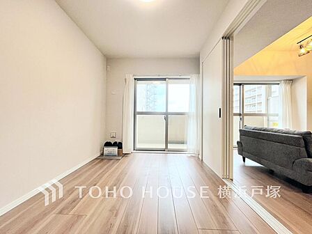 【Room】快適に過ごす条件は、一人ひとり違います。飾リ過ぎないシンプルな内装と偏り過ぎないデザインで統一しております。居住していく中でオーナー様だけの「マイホーム」に創り上げて下さい。