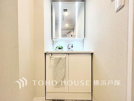 【Powder room】平日の朝であっても、落ち着きとくつろぎを感じられる。歯磨き粉が行方不明になるようなごちゃごちゃ感も解消。コーディネートされた空間で気持ちよく身だしなみを整えられます。