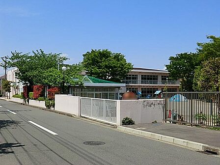 1969年設立の伝統と歴史のある幼稚園です。園庭の一画には田んぼがあり、田植えも体験できます。バレエや英会話、スポーツクラブなどの課外活動も盛んです。