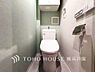 トイレ：【Toilet】いつまでも清潔な空間であって頂けますように、目に留まるだけではなく、汚れをふき取り易いフロアと壁紙をチョイス致しました。毎日の生活を快適にお過ごし頂けますよう、落ち着いた雰囲気です。