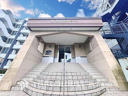 【Appearance】爽やかな青空の下に贅沢なほどに降り注ぐ陽光、豊かな居住性と、クオリティが見事に調和した住空間は、住まうことの喜びを感じさせてくれます。