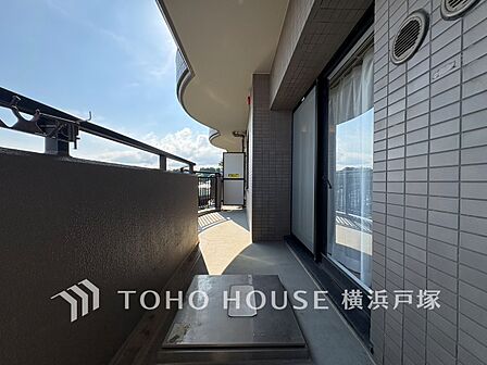 【Balcony】開放感いっぱいの眺望と共に光と風を享受するバルコニー。緑豊かな景観を眺めることができます。