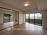 リビング/ダイニング：「Living room」家族みんなが爽やかに健やかに過ごせるように、溢れる光をたっぷり取り込んだリビングダイニング。集いの場、憩いの場としての快適性を求めたやすらぎの空間です。