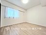 寝室：【Room】快適に過ごす条件は、一人ひとり違います。飾リ過ぎないシンプルな内装と偏り過ぎないデザインで統一しております。居住していく中でオーナー様だけの「マイホーム」に創り上げて下さい。