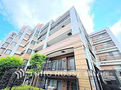 外観:【Appearance】単に見た目や質感の良さだけではなく、建物の基礎や構造といった、目には見えにくい部分にもこだわります。住まいの本質の部分から、住み心地や安全性を見つめ直しました。 外観:【Appearance】単に見た目や質感の良さだけではなく、建物の基礎や構造といった、目には見えにくい部分にもこだわります。住まいの本質の部分から、住み心地や安全性を見つめ直しました。
