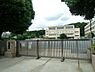 周辺：地域に親しまれるのびのびとした公立小学校。周辺の自然を活かした教育活動が特徴で、保護者や地域住民との深い絆のもと、子どもの自主性と思いやりの心を育てます。