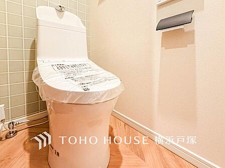「Toilet」いつまでも清潔な空間であって頂けますように、目に留まるだけではなく、汚れをふき取り易いフロアと壁紙をチョイス致しました。洗浄便座になっておりますので、とても清潔にご使用いただけます。
