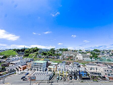 【View】開放感があり、遮るものもなく気持ちのいい景色が広がります。お部屋にも爽やかな風と暖かく柔らかな日差しが差し込み、毎日の暮らしを豊かに彩ります。