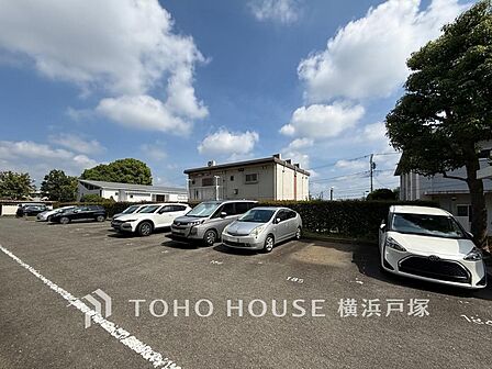 「Car space」ゆったりとした駐車スペースを確保いたしましたので、大きめのお車でも駐車可能です。空き状況はご確認ください
