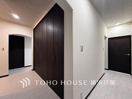 「Hallway」上質感漂う玄関と廊下。居住者の帰り、訪れる方を優しく迎える・安らぎに満ちた生活空間を予感させる。健やかな暮らしを楽しめそう。