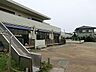 周辺：藤沢市立浜見保育園(1200m)園庭が広く、遊具も充実しており、子どもたちは毎日楽しく遊べます。また、春から夏にかけて各学年で野菜を育て、収穫したものを給食に使用するなど、食育にも力を入れています