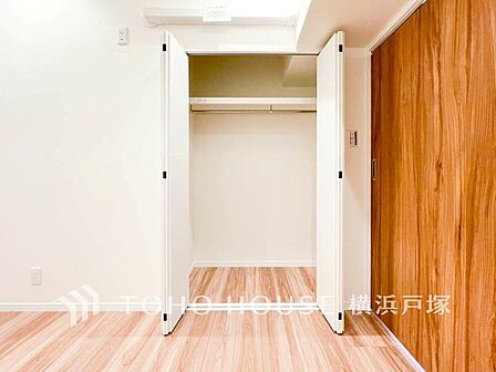 【Storage】整理整頓がしやすい収納スペース。日常の必需品をすっきり収納し、部屋を広く保つ機能的な設計。