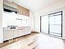 リビング/ダイニング：【Living room】明るく開放的な空間が広がるLDK。室内には豊かな陽光が注ぎ込み、爽やかな住空間を演出。ホームパーティーでもゲストと一緒に料理を楽しみながら楽しい時間を過ごせそう。