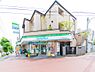 周辺：飲食料品や生活雑貨を取り揃え、周辺住民や通勤・通学者に便利なサービスを提供しています。ATMや宅配便受付などもあり、地域の暮らしをサポートしています。