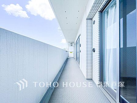 「Balcony」気持ちのいい空が見渡せる広いバルコニー。爽やかな風を感じて、心躍る素敵な暮らしがはじまります。