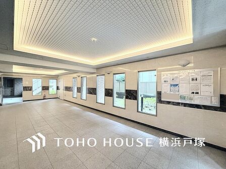 「Entrance」上質感漂うエントランス。めまぐるしく過ぎ行く日々の中でゆったりとした休息と癒しを提供してくれる居住者のプライベート空間があります。