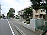 周辺：住宅街の中にある温かな公立小学校。のびのびとした環境で子どもたちの自主性と思いやりの心を育み、地域や保護者と深く連携して街全体で健やかな成長を見守ります。