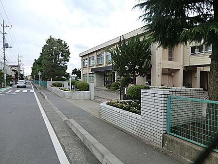 住宅街の中にある温かな公立小学校。のびのびとした環境で子どもたちの自主性と思いやりの心を育み、地域や保護者と深く連携して街全体で健やかな成長を見守ります。