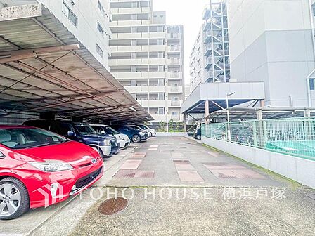 「Car space」ゆったりとした駐車スペースを確保いたしましたので、大きめのお車でも駐車可能です。空き状況は随時ご確認ください