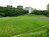 周辺：若葉台公園(650m)若葉台公園は、豊かな緑に囲まれた広々とした公園です。芝生広場や遊具、散策路が整備され、子どもの遊び場や散歩、ピクニックなど、家族でゆったり過ごせる憩いの場として親しまれています。
