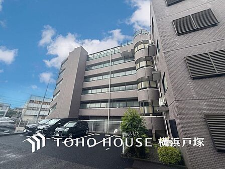 【Appearance】穏やかな風と陽光を導き、プライバシーに配慮された設計プランを採用し、居住性を一段と心地よいものにしています。周辺環境とのコラボレーションにより明るく開放的な空間を演出。