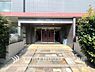 エントランス：「Entrance」エントランスは毎日の行き帰りで使う大事な空間です。明るい基調で華やかなデザインなので、毎日も気持ちよく、またご友人なども素敵に迎え入れられます。
