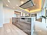 キッチン：【Kitchen】手元の収納から、足元の収納までが全てスライド式で、奥のスペースまで有効に活用できます。