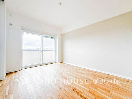 「Room」大きな窓からたっぷりと陽光が注がれる明るい空間。家族の成長に対応できる永住仕様の間取り。時を忘れて過ごす場所として過ごせるお部屋。