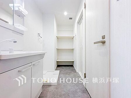 「Powder room」落ち着いた空間を演出するカラーと、ゆったり落ち着いてお使い頂ける広さが魅力のパウダールーム。居室からも独立しており、プライベート空間を保ちます。