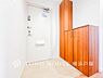 玄関：「Entrance」居住者の帰り、訪れる方を優しく迎え、やすらぎに満ちた生活空間を予感させる。健やかな暮らしを楽しめそう。