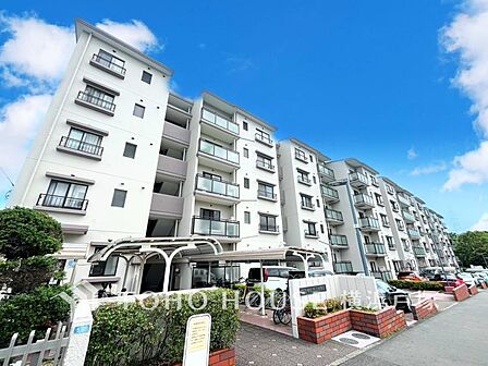 【Appearance】爽やかな青空の下に贅沢なほどに降り注ぐ陽光、豊かな居住性と、クオリティが見事に調和した住空間は、住まうことの喜びを感じさせてくれます。
