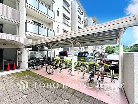 【Cycle lot】こちらは駐輪場。平置きの自転車スペースは、出し入れもスムーズにできるので、忙しいお出かけ時にもさっと出せるのが魅力的。大切な1分1秒を無駄にしません。