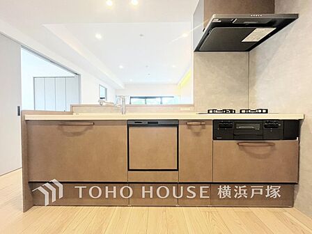 夫婦そろってキッチンに立っても調理がしやすく余裕の広さ。家事をしながら会話も弾みます。