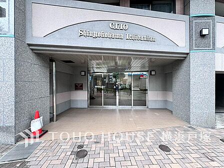 【Entrance】エントランスは毎日の行き帰りで使う大事な空間です。明るい基調で華やかなデザインなので、毎日も気持ちよく、またご友人なども素敵に迎え入れられます。