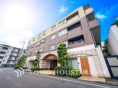 外観:【Appearance】爽やかな青空の下に贅沢なほどに降り注ぐ陽光、豊かな居住性と、クオリティが見事に調和した住空間。 外観:【Appearance】爽やかな青空の下に贅沢なほどに降り注ぐ陽光、豊かな居住性と、クオリティが見事に調和した住空間。