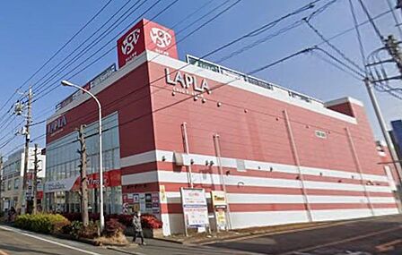 中央林間エリアにある便利な複合商業施設。スーパーや専門店、飲食店が集まり、広い駐車場も完備でファミリーの日々の用事がワンストップで済みます。
