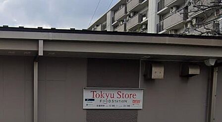つきみ野駅近くにある便利なスーパー。高品質な生鮮食品や手作り惣菜、お弁当が豊富に並び、駅利用のついでにサッと立ち寄れる売場が魅力です。