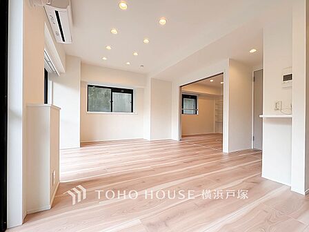 【Living room】ここにはみんなが集い、食事と楽しい会話が始まる。話に夢中になりすぎて、ついつい時を忘れてしまう。そんな束の間の幸せを感じさせてくれる場所。