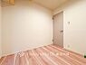 子供部屋：【Room】家族一人ひとりの大切なプライベート空間。趣味・感性で個性的に飾って頂けるようシンプルに仕上げてあります。自分時間を充実させながら心豊かなひとときを過ごすための大切な空間。