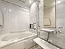 浴室：【Bathroom】1日の疲れを取り心身を癒すことができる住まいの中のリラクゼーション空間、リラックスできるよう優しいカラーをチョイスしました。時を忘れるほどのんびりできる空間に。