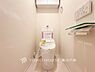 トイレ：【Toilet】十分な広さと清潔感のあるカラーで纏まったおトイレ。時間に余裕とゆとりを持たせます。