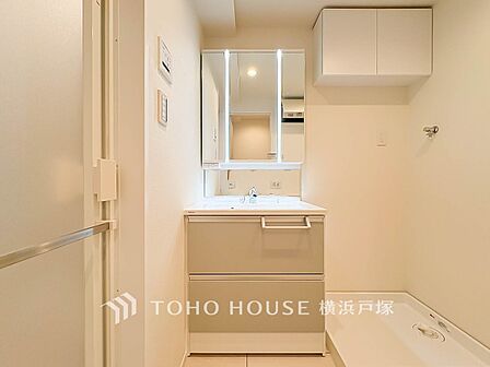 【Powder room】清潔感のあるプライベート空間は、身だしなみチェックや肌のお手入れに最適です。収納もあり、スッキリと見映えの良い空間に拵えました。時間に余裕とゆとりを持たせます。
