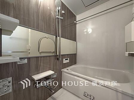 【Bathroom】掃除のしやすさ・収納の便利さなど、おふろを使う人、お手入れする人、みんなにとっての「しあわせ性能」を追求したバスルームを採用いたしました。