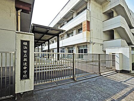 下町の温かさがある住宅街の公立中学校。学力向上と部活動の活性化に注力し、生徒の主体性を重んじながら地域と連携して心豊かな青年を育みます。